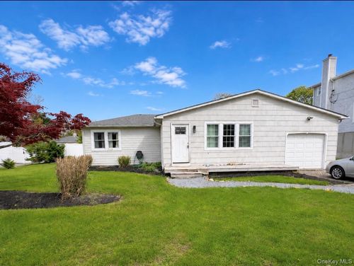7 Bay St, Center Moriches, NY, 11934-3703 | Card Image