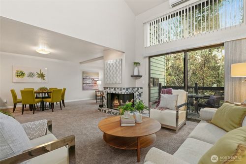 apt-201-6 Lake Bellevue Dr, Bellevue, WA, 98005-2427 | Card Image