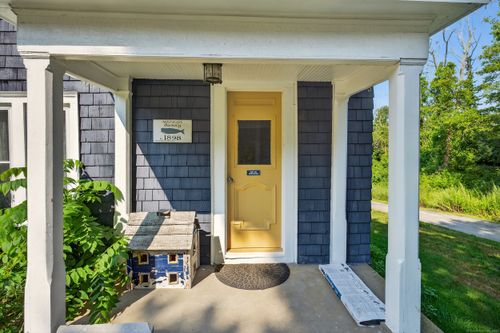 35 Menghi St, New London, CT, 06320-3303 | Card Image