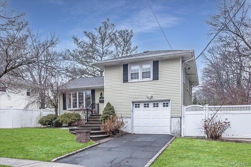 79 Cedar St, Massapequa, NY, 11758-2630 | Card Image