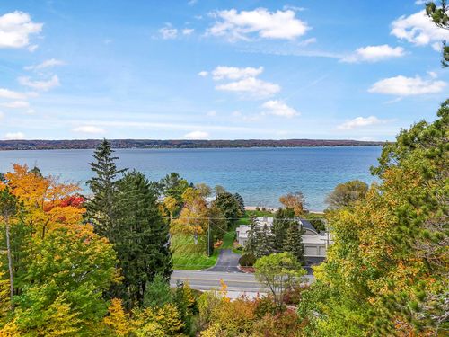 6644 Peninsula Dr, Traverse City, MI, 49686-1738 | Card Image