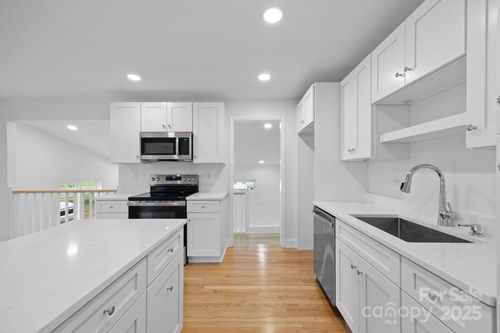 613 Bee Tree Rd, Swannanoa, NC, 28778-3402 | Card Image