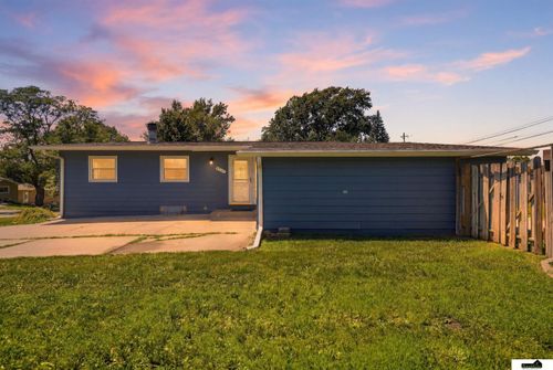 8340 Chestnut Ln, Lincoln, NE, 68510-2629 | Card Image