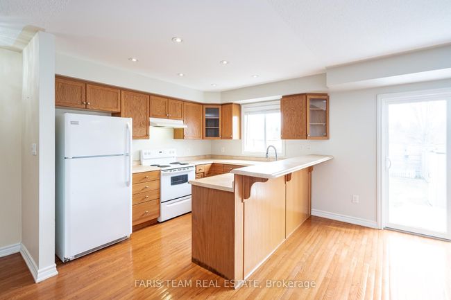 68 Michelle Dr, House attached with 3 bedrooms, 2 bathrooms and 2 parking in Orillia ON | Image 4