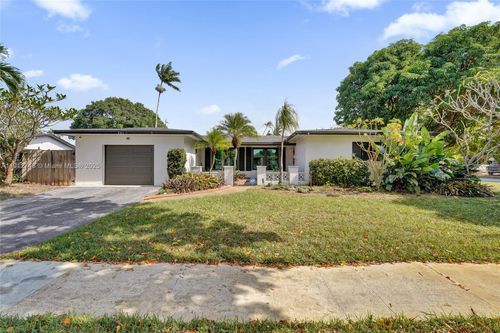 201 Nw 77th Way, Pembroke Pines, FL, 33024-7052 | Card Image