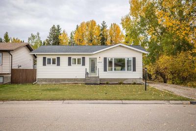 6818 5 A Ave, House detached with 4 bedrooms, 2 bathrooms and 2 parking in Edson AB | Image 2