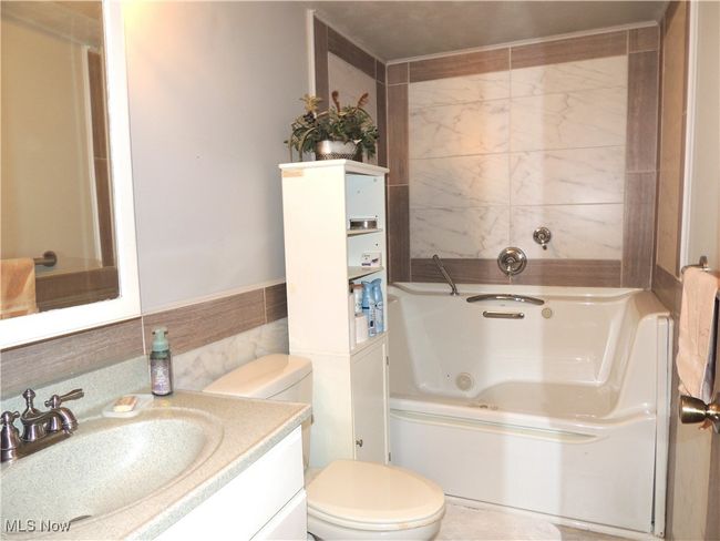 678 Laurelwood Dr Se, House other with 3 bedrooms, 2 bathrooms and null parking in Warren OH | Image 13