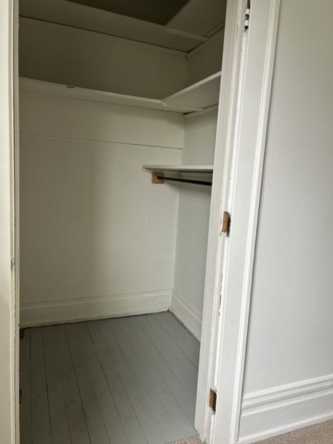 Walk-in-closet | Image 15