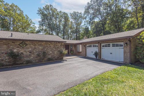 2880 Snake Hill Rd, DOYLESTOWN, PA, 18902-1749 | Card Image