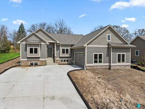 1508 Highlandview Dr, West Bend, WI, 53095-4660 | Card Image