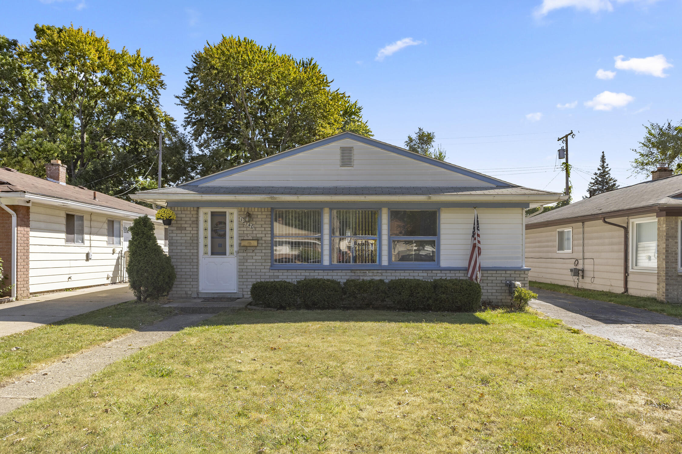 Arcola St, Livonia, MI 48150