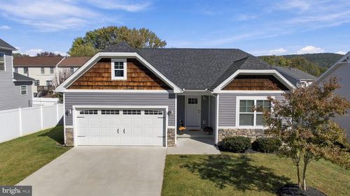 141 Village Cir, HARPERS FERRY, WV, 25425-3648 | Card Image