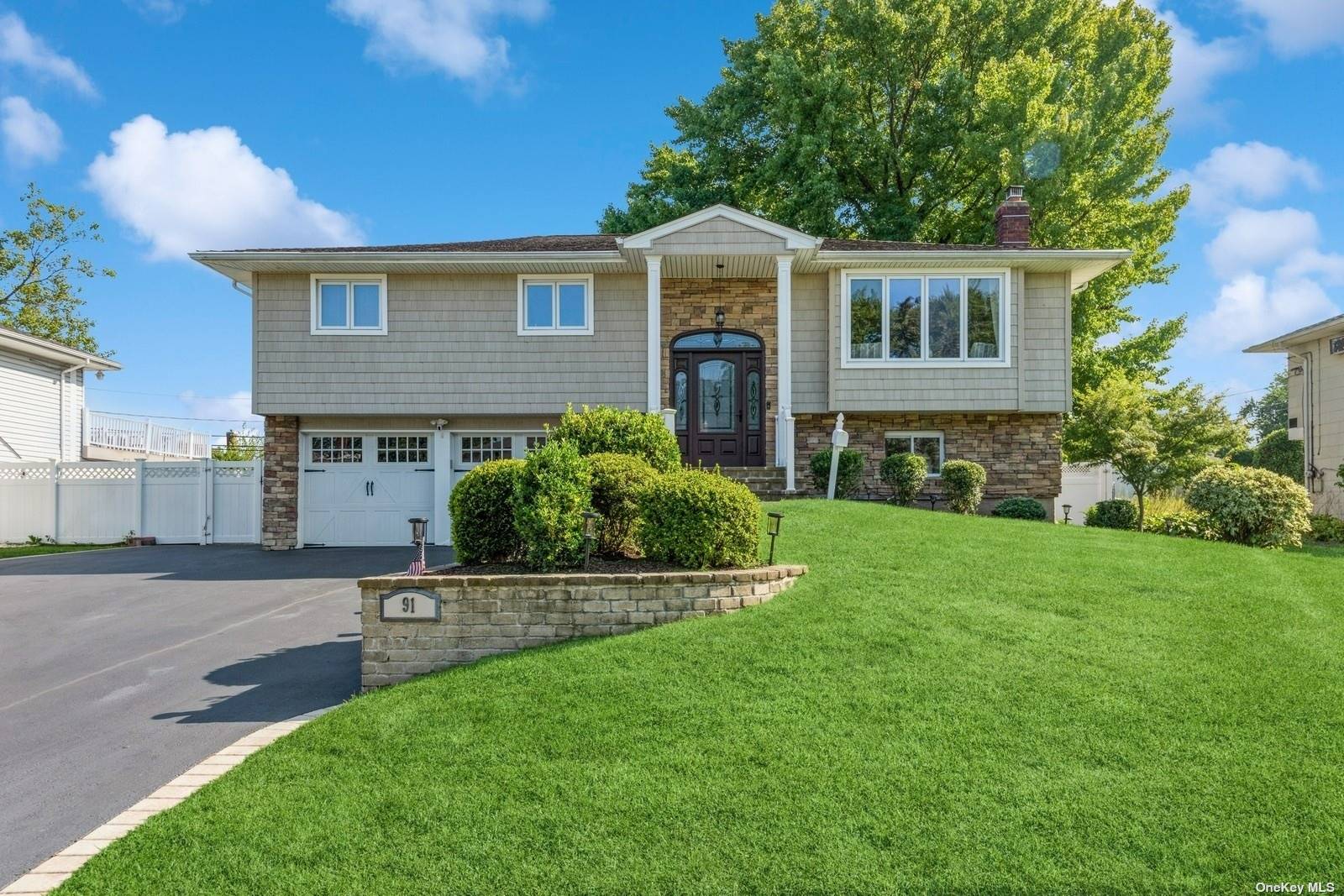 Harvest Ln, Commack, NY 11725