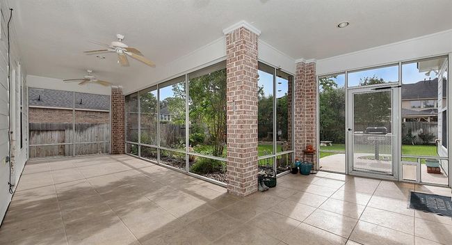 Large screened in porch | Image 24
