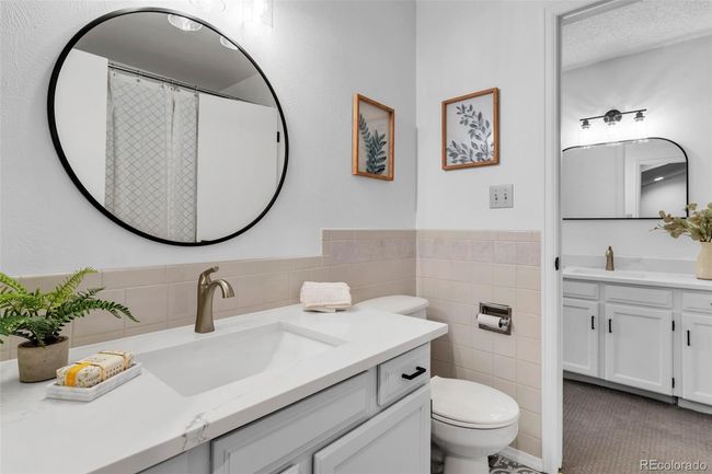Upper level full bathroom with new quartz countertop | Image 23