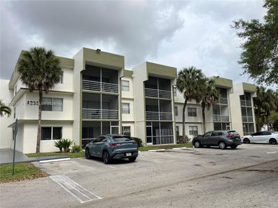 203 - 4235 N University Dr, Condo with 3 bedrooms, 2 bathrooms and null parking in Sunrise FL | Image 1