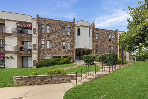 24-2216 Country Club Dr, Woodridge, IL, 60517-3003 | Card Image