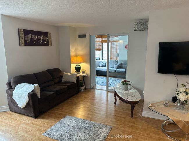 1406 - 300 Webb Dr, Condo with 3 bedrooms, 2 bathrooms and 1 parking in Mississauga ON | Image 8