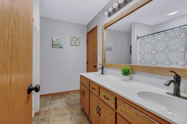 Upper level walk-thru bathroom with dual sinks | Image 15