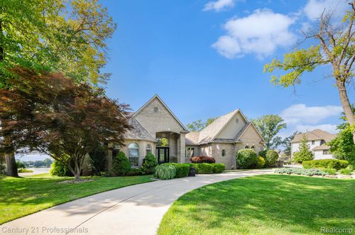 9020 Huron Bluffs Dr, White Lake, MI, 48386-2096 | Card Image
