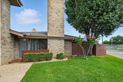 18 Park Ln, Bedford, TX, 76021-5609 | Card Image