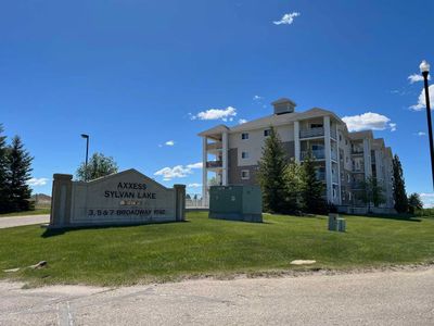 401 - 3 Broadway Rise, Condo with 2 bedrooms, 2 bathrooms and 1 parking in Sylvan Lake AB | Image 1