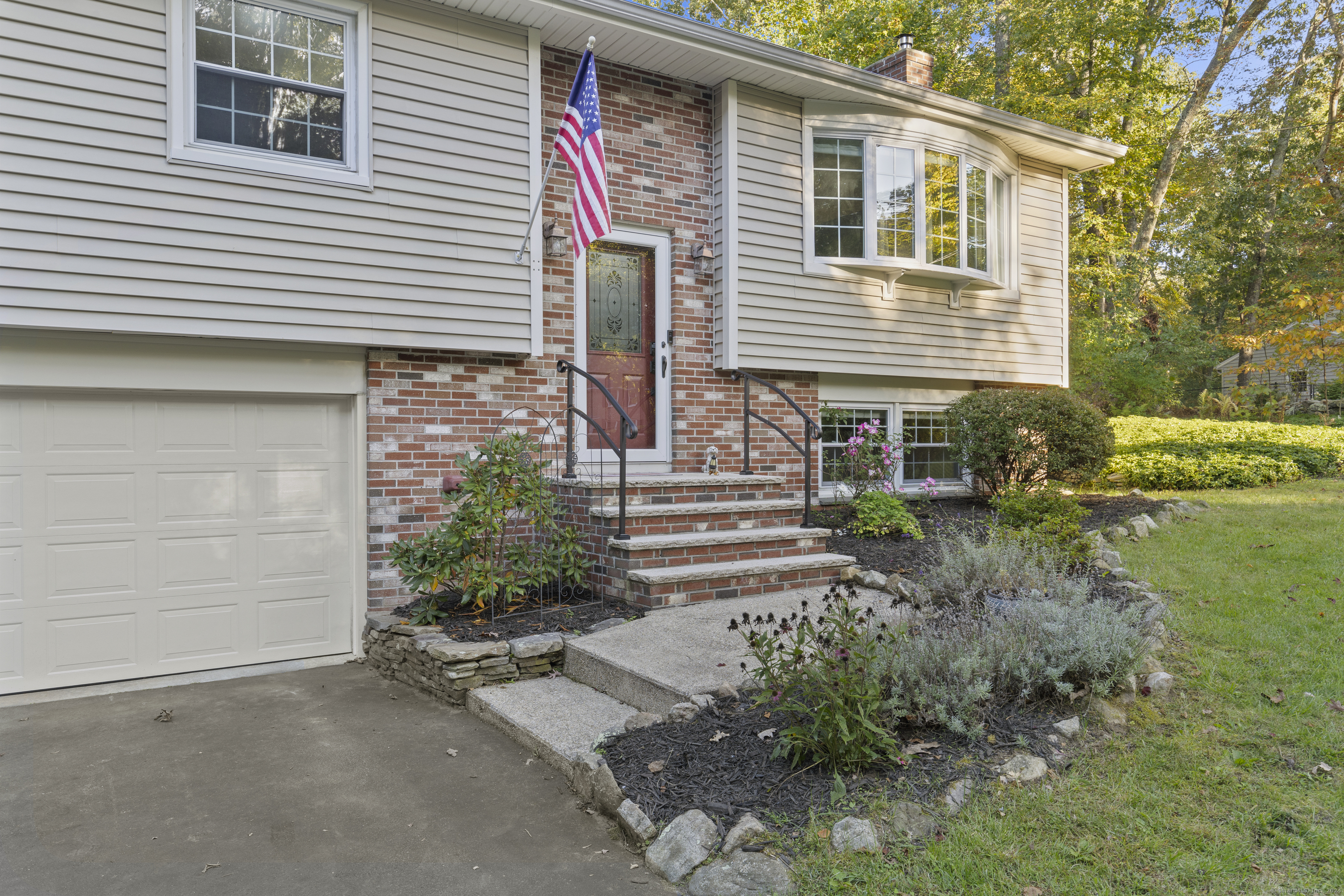 Nugget Hill Dr, Gales Ferry, CT 06335