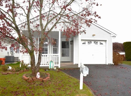 5157 Village Cir E, Manorville, NY, 11949-9565 | Card Image
