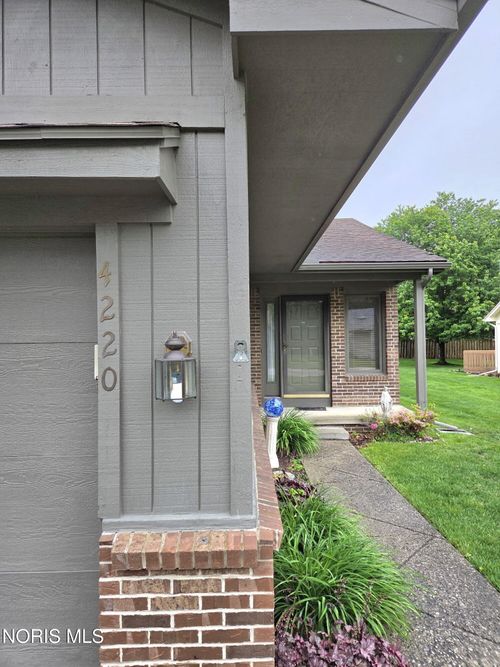 4220 Oak Tree Place, Toledo, OH, 43623 | Card Image