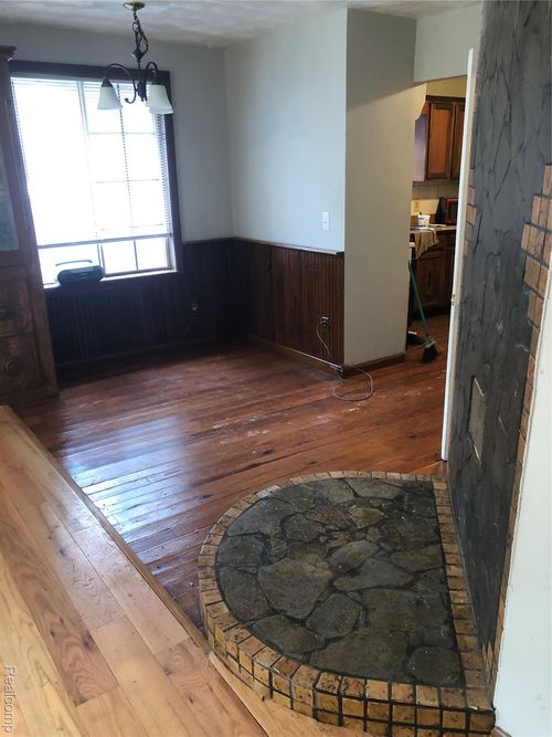 8304 Arlis St, Commerce Township, MI, 48382-4504 | Card Image