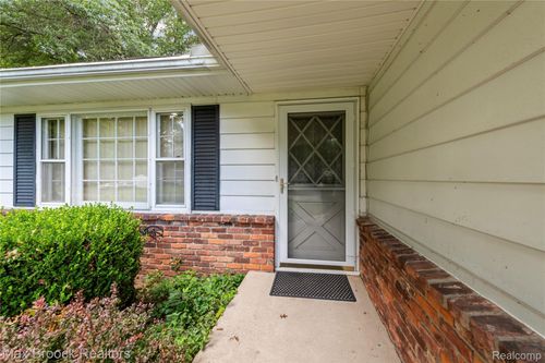 8071 Comanche Trl, Temperance, MI, 48182-9217 | Card Image