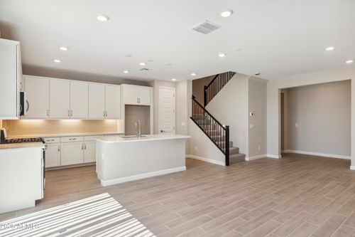 5842 E Zachary Dr, Phoenix, AZ, 85054-5843 | Card Image
