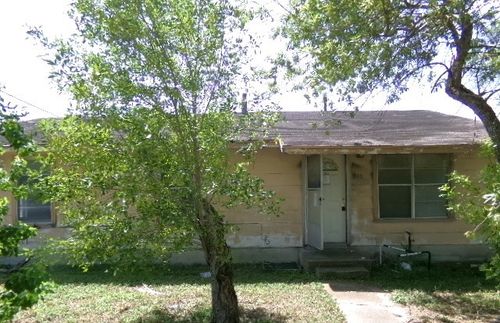 918 N Live Oak St, Mathis, TX, 78368-1748 | Card Image