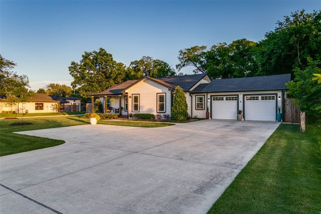 854 E Wall St, House other with 3 bedrooms, 2 bathrooms and null parking in Grapevine TX | Image 4