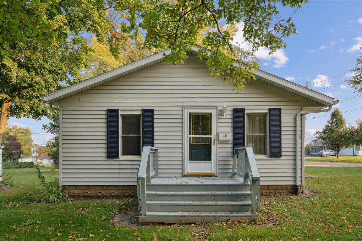 3rd St, Vinton, IA 52349