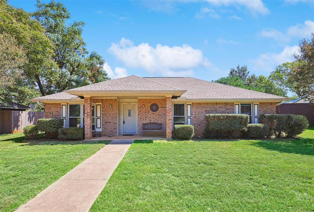 Goldfinch Dr, Lewisville, TX 75077