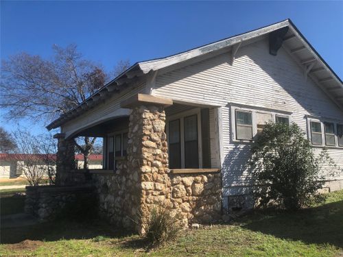 618 E Lampasas St, Lometa, TX, 76853-2218 | Card Image