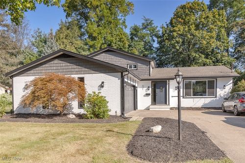 621 Van Oaks Dr, Amherst, OH, 44001-2042 | Card Image