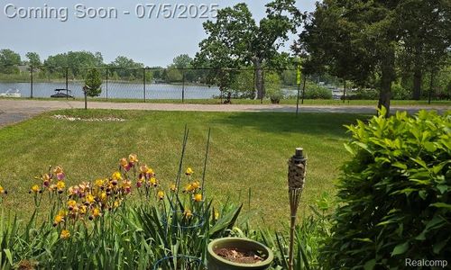 184 Crescent Rd, Waterford, MI, 48327-2715 | Card Image