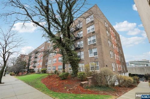 2160 Center Ave, Fort Lee, NJ, 07024-5862 | Card Image