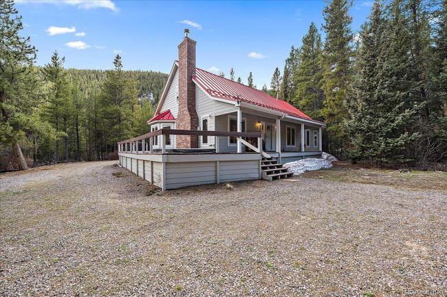 Large Deck to entertain or just enjoy the mountains | Image 31