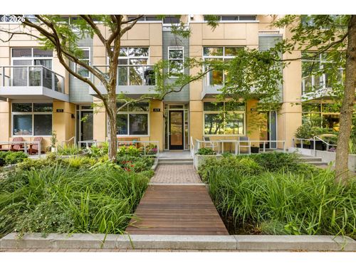 819 S Pennoyer St, Portland, OR, 97239-4803 | Card Image