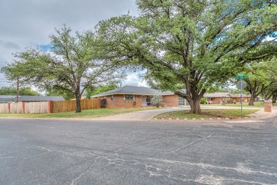 201 Westwood Dr, Home with 3 bedrooms, 2 bathrooms and 2 parking in San Angelo TX | Image 3