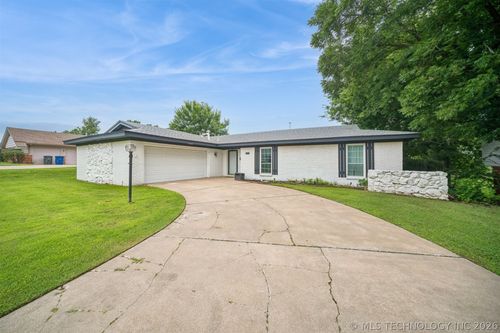 7663 58th Pl, Tulsa, OK, 74145-9402 | Card Image