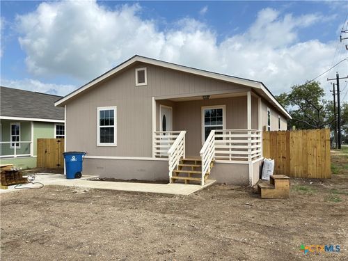 710 E 5th St, Nixon, TX, 78140 | Card Image