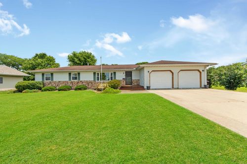 2 Circle Dr, Wenona, IL, 61377-9504 | Card Image