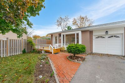 6 Glenmore Cres, Home with 3 bedrooms, 2 bathrooms and 3 parking in Brampton ON | Image 3