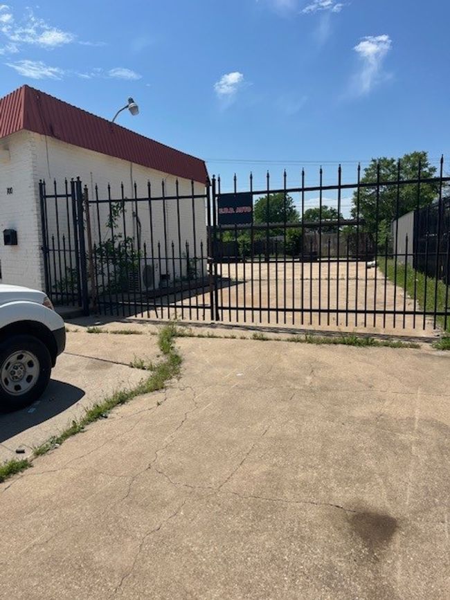 View of gate with fence | Image 22