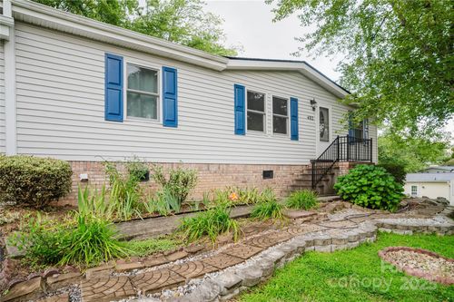 402 Deerfield Ct, Hendersonville, NC, 28792-8522 | Card Image