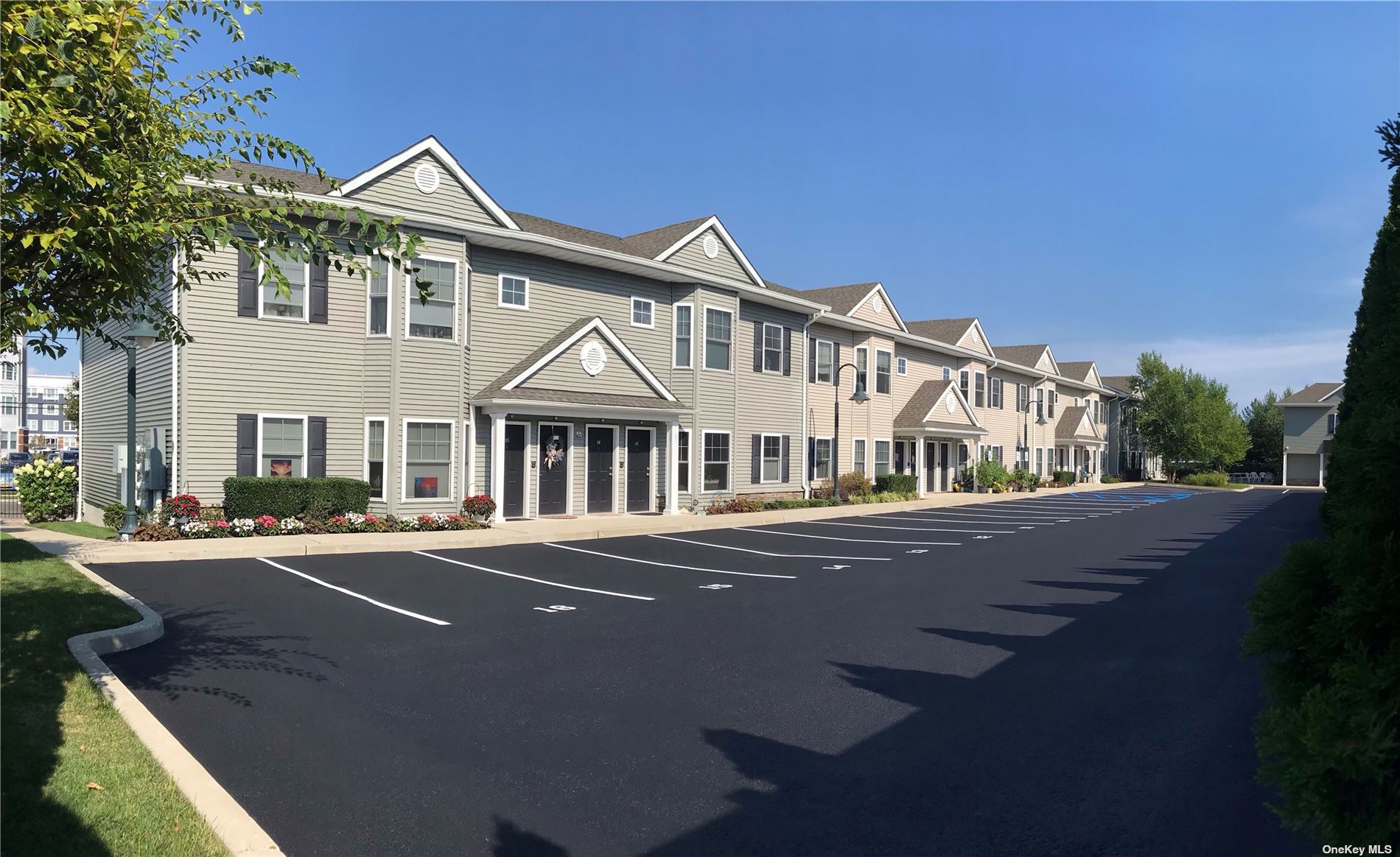 16 160 Travis Street, For Rent in Lindenhurst Zoocasa